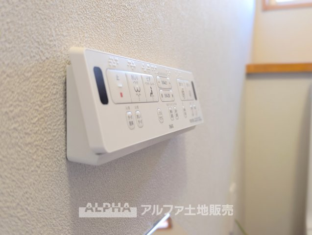 【Warm　water　flush　toilet】　◆温水洗浄便座付きトイレ◆お掃除も楽々。快適に過ごすためには今や欠かせない設備の一つです。壁掛けリモコンで使いやすくいつでも清潔に保てます。