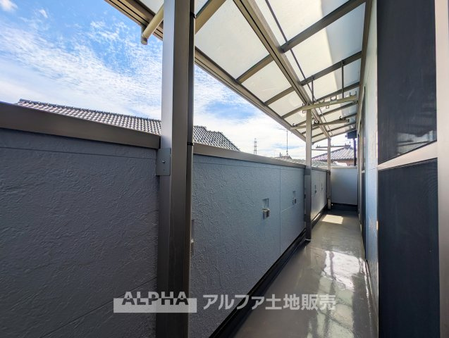 【outward　appearance】　◆バルコニー◆家から望む空はブルースカイ。隔てるものは何もなく、そこにあるのは青い空と白い雲の景色がこの街の彩りを演出している。