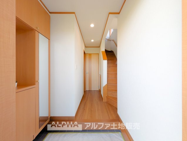 【Welcome　Space】　◆玄関◆帰宅時にほっとできる、穏やかな空気感の玄関。整った空間が日々の切り替えを自然にサポートし、来客時にも好印象を与えます。