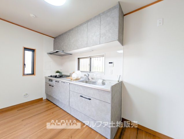 【Happy　circle　Kitchen】　◆団欒キッチン◆キッチンからは家族の団欒が飛び交い明るい陽射しを浴びながらの朝食は楽しく素敵な時を奏でる空間。