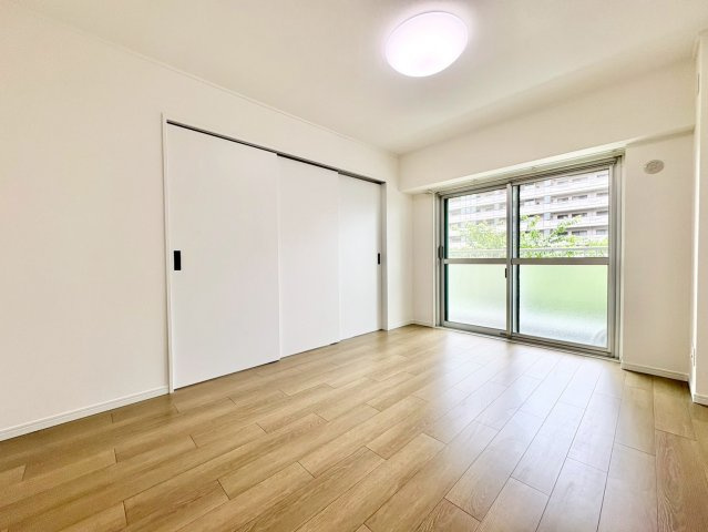 引き戸で仕切って個室としても、開けて開放的にも使える間取りです。