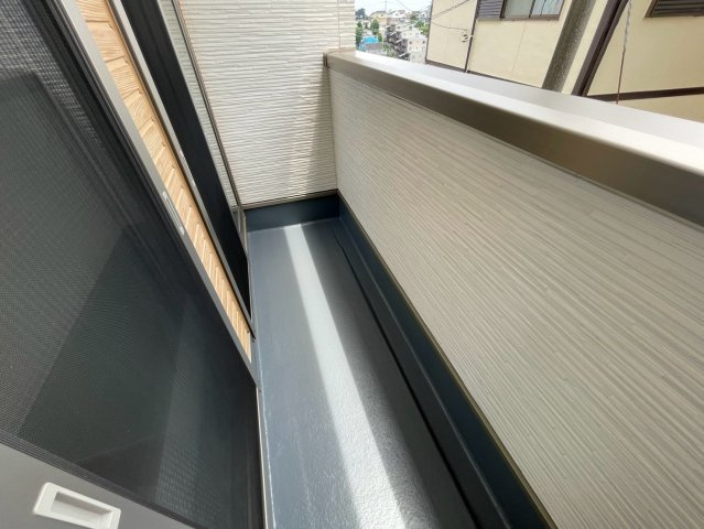 暖かな日差しのふりそそぐワイドバルコニー