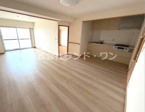 (LDK15.75帖)　大きな窓から、自然光が差し込む陽当たりの良いリビングです。