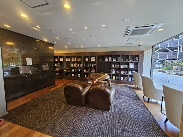 読書に浸る穏やかなひと時を提供する「ライブラリー」　隣接するカフェとともに、住まう方に日ごろの喧騒を忘れさせる空間です。