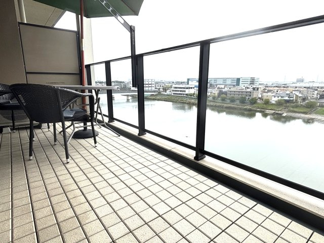 季節によっては、バルコニーから花火を楽しむことができます。奥行きも十分あるので、椅子に腰かけて開放的な眺望を満喫してみませんか。