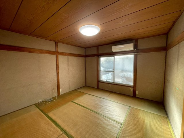 約8帖の和室。こちらの和室もベランダ付きのお部屋で風通し良好です！