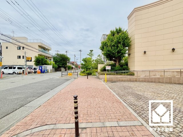 宅配ボックスも設置されています。留守中の荷物もスムーズに受け取れます。