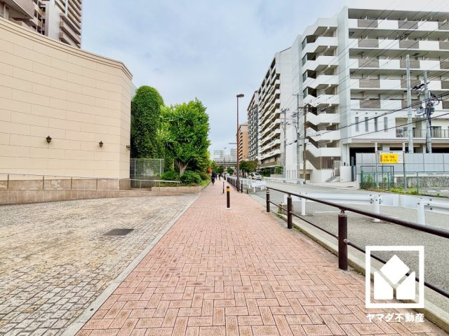 玄関先にトランクルームもございます。アウトドア用品や季節の荷物、趣味の道具もしっかり収納できます。