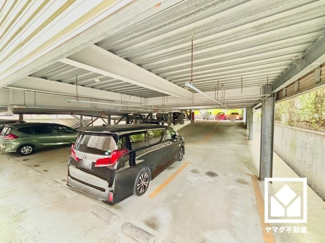 敷地内に駐車場棟を設置。重い荷物や雨の日の移動もスムーズで、快適なカーライフを実現。空き状況等の詳細は弊社スタッフまでお気軽にお問い合わせください。