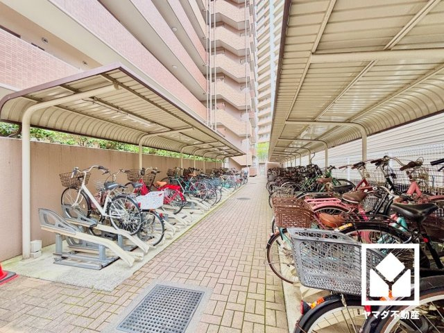 サイクルラック付きの駐輪場を設置。スッキリ整理されて、自転車同士が接触・転倒しにくい設計です。