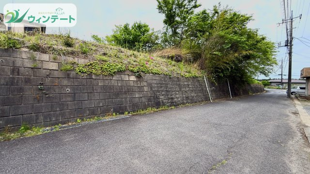 前面道路は交通量が少なくお子様の通学にも安心の道路です