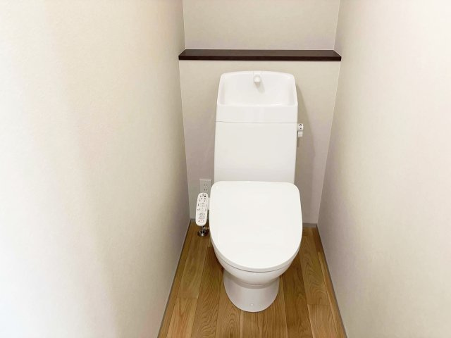 スッキリとしたデザインのトイレは見た目だけでなく、お手入れもしやすくて清潔な空間を保てます。