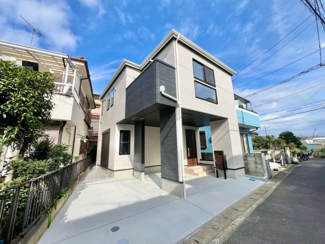 南道路に面し陽当り良好！全居室に収納がある3LDK、納戸！プライベート性の高い2階リビング！駐車スペース2台可(車種による)！