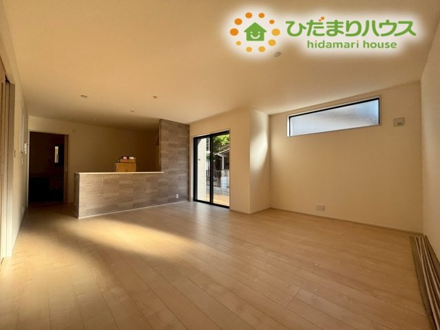 広々としたLDKは、南側からの光が差し込む明るい空間です！対面式キッチンからはリビング全体が見渡せるので、お料理の最中もリビングで遊ぶお子様の様子をしっかり見守ることができて安心です♪