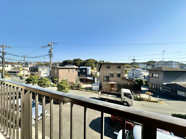 バルコニーからの眺めです！晴れた日は優しく陽射しが差し込みます♪