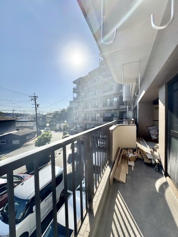 バルコニーは横長！屋根が覆っているので雨にも濡れにくいです！