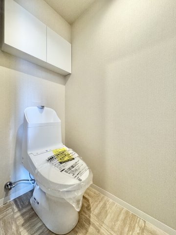 トイレには備え付けの棚がついているので、小物等を収納できて便利ですね。