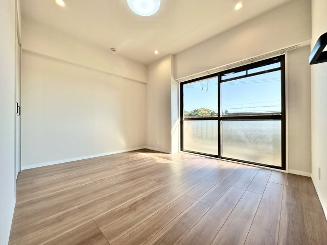 こちらは6.5帖の洋室です。南側のお部屋で、常に木漏れ日が差し込みます♪