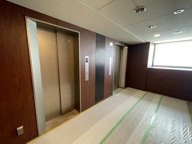重たい荷物を持っていても、エレベーターがあれば安心です。　