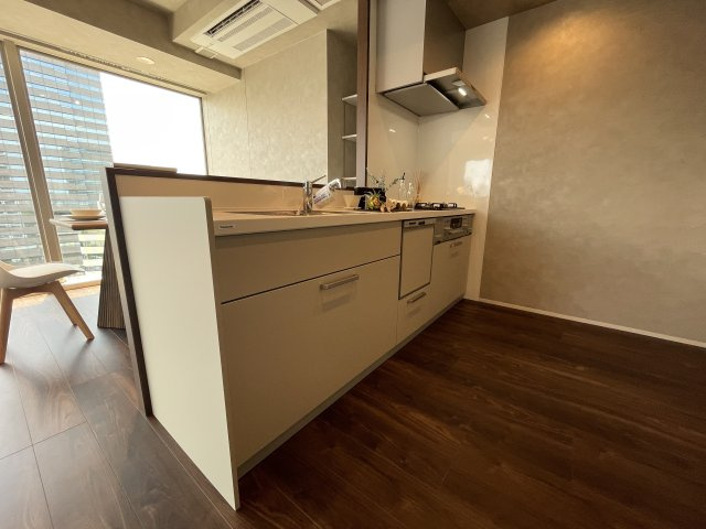 解放感ある対面キッチンは、お部屋が広く見えます。　