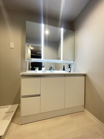 三面鏡付きの洗面台で朝の身支度もバッチリです。　