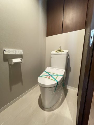 温水洗浄便座付きの清潔感あるトイレは、落ち着いた空間に。　