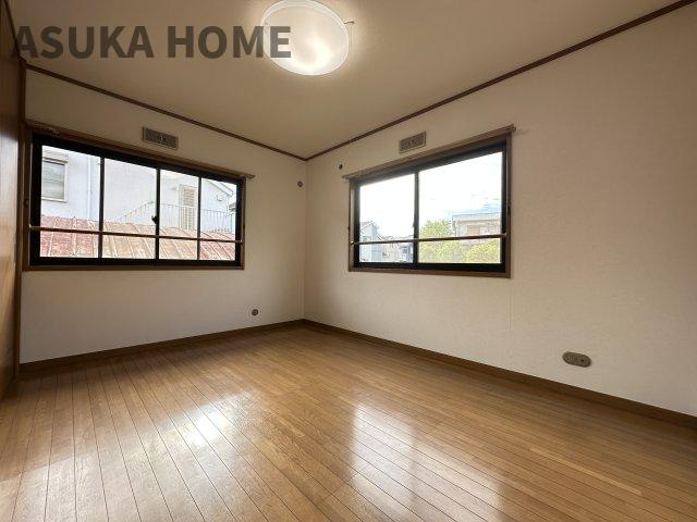 2面採光の明るい室内です。居心地よく過ごせそうですね。