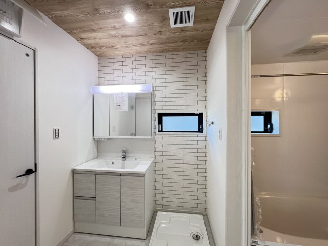 洗面室　三面鏡付き洗面台が嬉しい♪　アクセントクロスもおしゃれです