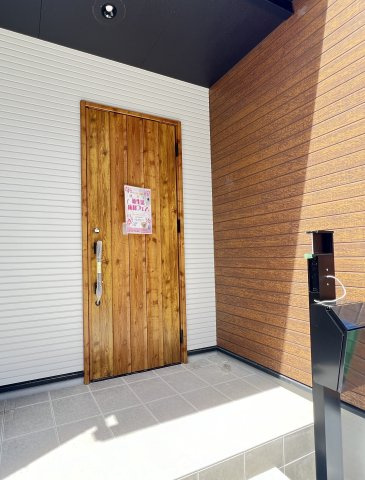 木目調があたたかい玄関ドアです♪