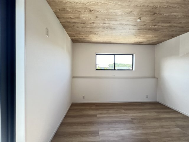 洋室10帖　木目柄天井で落ち着く空間です