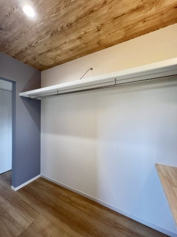 大容量のウォークインクローゼット　洋服収納もらくらく♪