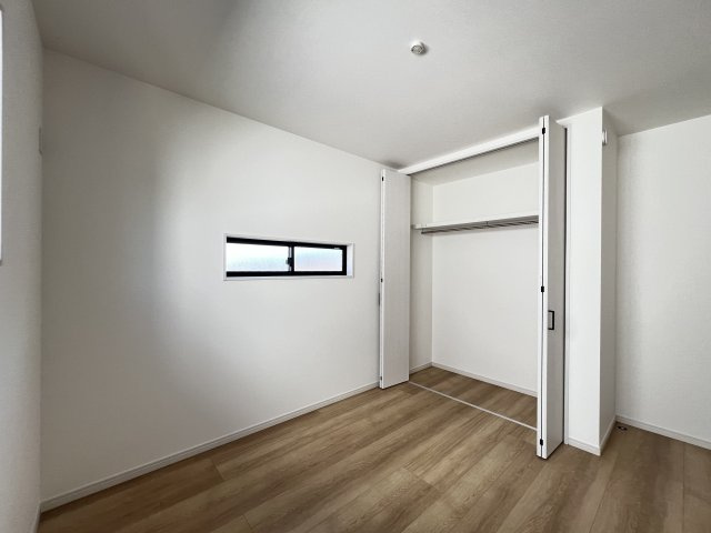 クローゼット付き　ハンガーパイプ付き枕棚で収納便利