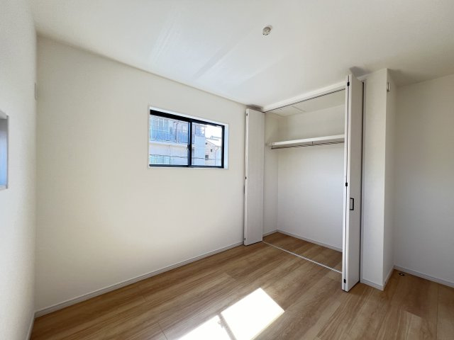 洋室5.23帖　収納付きです