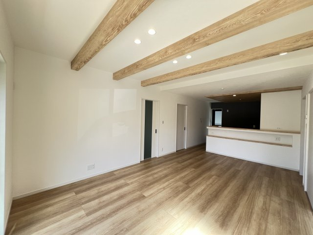 見せ梁がおしゃれポイント　天井はダウンライトですっきり