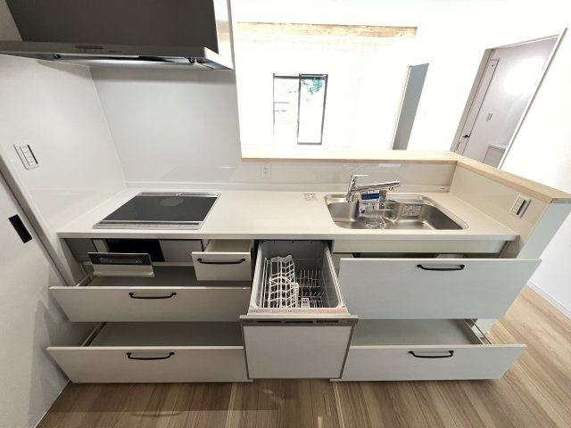 清潔感あるホワイトのキッチン　収納もたっぷり　
