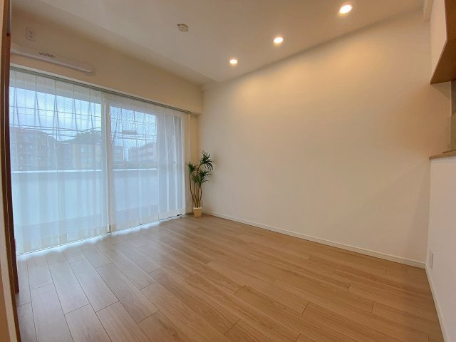 木目の温もりが感じられる上質なリビングダイニング。通風・採光に優れており、一年を通して快適に過ごせる居住性が魅力です。大切なご家族と一緒に笑顔あふれる時間をゆったりとお過ごしいただけます。
