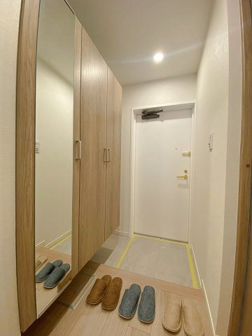すっきりとした清潔感のある玄関アプローチ。トールタイプのシューズボックスを備えており、ご家族全員の靴をスマートに収納できます。住まいの顔にふさわしい爽やかで心地よい空間がお出迎えします。