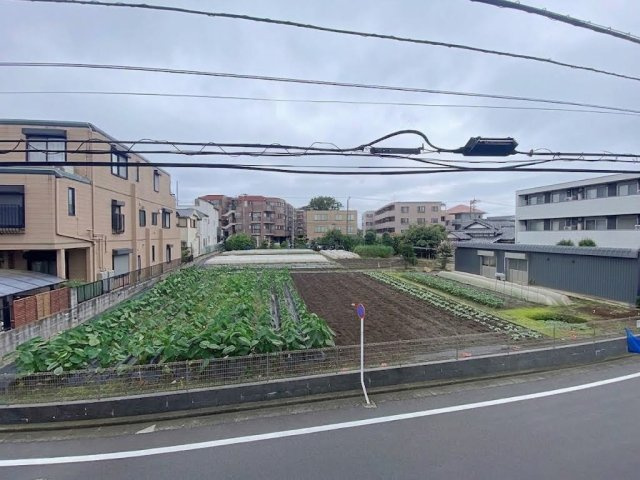 前面を遮るものがなく開放的な景色が広がる眺望。青空を身近に感じられ、心地よい風と陽光をお部屋に呼び込みます。疲れた時にもふと外を眺めて深呼吸したくなるような爽快なロケーションが魅力です。