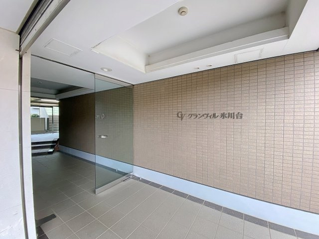 マンションの顔となる清潔感あふれるエントランスアプローチ。アプローチ部分は平坦で歩きやすく、車椅子やベビーカーでの移動もスムーズです。住まう方を優しく温かく迎え入れる心地よい空間が広がります。