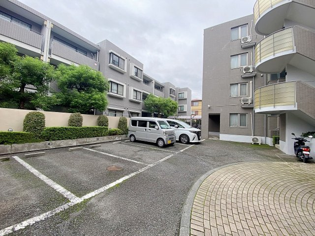 敷地内に確保された便利な駐車場スペース。お車をお持ちの方にも安心のロケーションです。雨の日の乗り降りや重い荷物の搬入もスムーズに行え、日々の快適なカーライフをしっかりとサポートいたします。