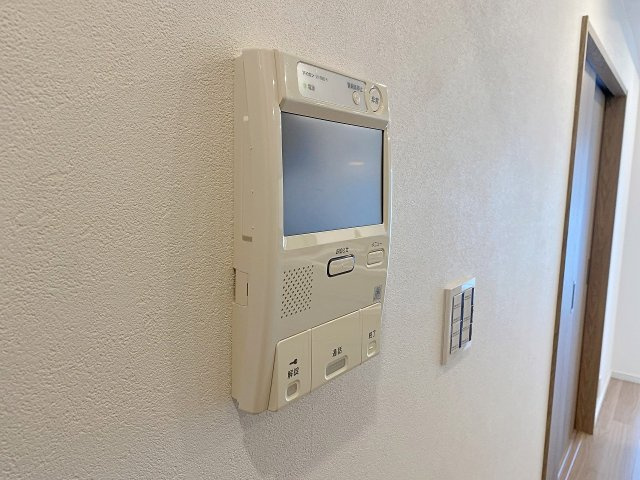 訪問者の顔や様子を室内からしっかり確認できるTVモニター付きインターホンを設置。不在時の録画機能も備わっており、一人暮らしの方やお子様のお留守番時にも安心感をもたらす頼もしい防犯設備です。