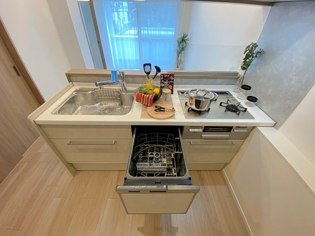 家事の負担をぐっと軽減してくれるビルトインタイプの食器洗い乾燥機。手洗いでは落としにくい汚れも高温洗浄ですっきり洗い流し、食後の時間をゆったりと寛ぎのひとときに変えてくれる便利な設備です。