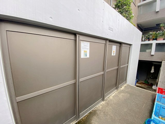 清潔に維持管理された敷地内の専用ゴミ置き場。お出かけ前や通勤時にもスムーズにゴミ出しを行える利便性の高さが魅力です。住まい全体の快適性と綺麗な住環境をしっかりと維持・サポートしてくれます。