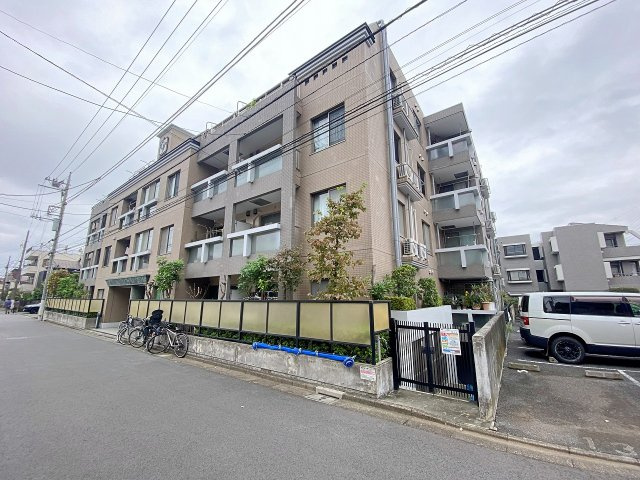 落ち着きと気品を感じさせる魅力的な建物外観。周辺の閑静な街並みとも美しく調和した佇まいです。管理体制も良好で、住まう方の安心と快適な暮らしをしっかりと支える魅力溢れるマンションとなっております。