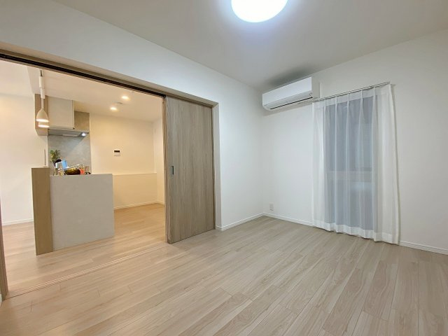 約6.0帖のゆとりある洋室は、お子様のお部屋や趣味の部屋にぴったり。収納クローゼットを備えており、お部屋をすっきり保てます。採光もしっかり取れており、明るく快適にお過ごしいただける空間です。