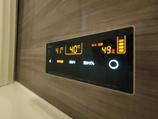【追い焚き機能】　追い焚き機能付きで、いつでも温かいお風呂を楽しめます。