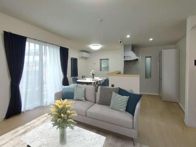 【LDK　約16.1帖】※家具家電等はCG加工になります。現況優先　家族が自然と集まる、明るく開放的なリビングダイニング。