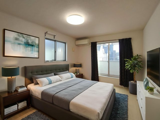 【洋室3　約7.8帖】※家具家電等はCG加工になります。現況優先　窓から光が差し込む明るい洋室。日中も気持ちよく過ごせます。