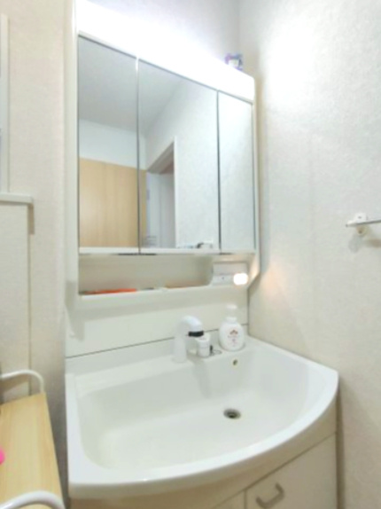 【洗面化粧台】　明るく清潔感のある洗面室で、朝の支度も快適に。