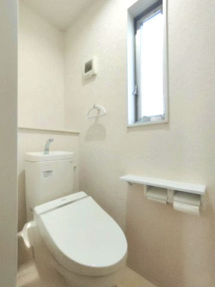 【トイレ】　シンプルで清潔感のあるトイレ空間です。